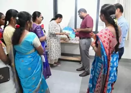 పెద్దపల్లి: మహిళలు నెల నెల ఆదాయం వచ్చే విధంగా మార్కెట్ ను సుస్థిరం చేసుకోవాలని అన్నారు జిల్లా కలెక్టర్ కోయ శ్రీహర్ష
