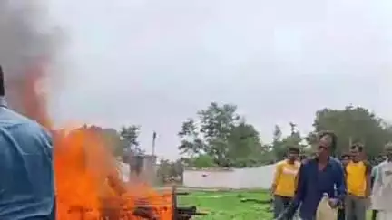 रायसेन: ग्राम कोटरा में श्मशान घाट बेहाल, बारिश में भीगकर करना पड़ा अंतिम संस्कार, टीन सेट की मांग