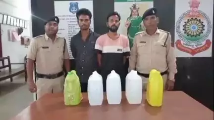 नवागढ़: शिवरीनारायण पुलिस ने महुआ शराब की बिक्री करने वाले 2 आरोपियों को गिरफ्तार किया, 25 लीटर महुआ शराब जब्त