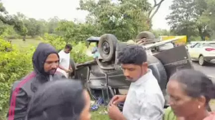 बसिया: केमता टोली में टायर फटने से बोलेरो पलटी, एक ही परिवार के 9 लोग घायल