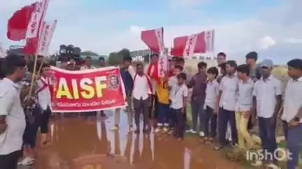 కోడుమూరు: కోడుమూరులో ఏపీ మోడల్ స్కూల్ కు రహదారి నిర్మాణం చేపట్టాలని ఏఐఎస్ఎఫ్ ధర్నా