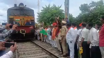 बुलढाणा: खामगाव येथे विठ्ठल दर्शनासाठी रेल्वे पंढरपूरकडे रवाना ,केंद्रीय राज्यमंत्री प्रतापराव जाधव यांच्या हस्ते हिरवी झेंडी