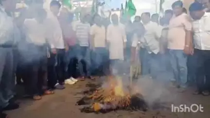 पाकुड़: बिरसा चौक पर भाजपा का पुतला दहन, झामुमो जिलाध्यक्ष ने कहा- मुख्यमंत्री को जान से मारने की थी साजिश
