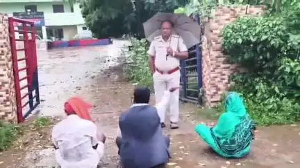 ସୁକିନ୍ଦା: ପୂର୍ବତନ ମନ୍ତ୍ରୀ ପ୍ରିତିରଞ୍ଜନ ଘଡାଇଙ୍କୁ ଗିରଫ ଦାବୀରେ ସୁକିନ୍ଦା ଥାନା ସମ୍ମୁଖରେ ପରିବାର ସହିତ ଧାରଣା ଦେଲେ ବିଶ୍ଵନାଥ ପାତ୍ର