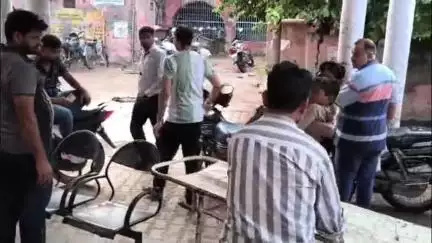 एटा: गांव जिरसमी में खेत में भैंस चरा रहे 13 वर्षीय किशोर पर गिरी आकाशीय बिजली, गंभीर हालत में मेडिकल कॉलेज में भर्ती