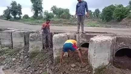शाजापुर: सरपंच ने सारंगपुर मोहना मार्ग पर बनी पीलिया खाल पुलिया की सफाई कराई, ग्रामीणों को आवागमन में हो रही थी समस्या