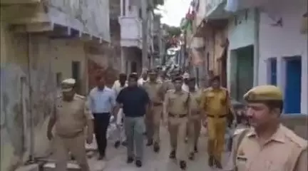 शोहरतगढ़: आगामी त्योहारों के शांतिपूर्ण सम्पन्न कराने के लिए जिलाधिकारी व पुलिस अधीक्षक ने शोहरतगढ़ कस्बे में किया पैदल गश्त