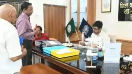 देवघर: जनता दरबार में उपायुक्त ने मौके पर ही कई समस्याओं का समाधान किया