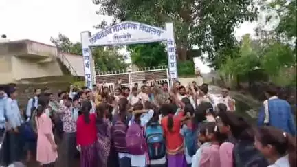 छबड़ा: तितरखेड़ी में जर्जर विद्यालय भवन को दुरुस्त कराने की मांग को लेकर ग्रामीणों ने विद्यालय के गेट पर लगाया ताला