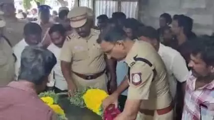 பண்ருட்டி: கொங்கராயனூரில் கடிதம் எழுதி வைத்துவிட்டு தற்கொலை செய்து கொண்ட பெண் காவலரின் உடலுக்கு எஸ்.பி ஜெயக்குமார் மாலை அணிவித்து மரியாதை