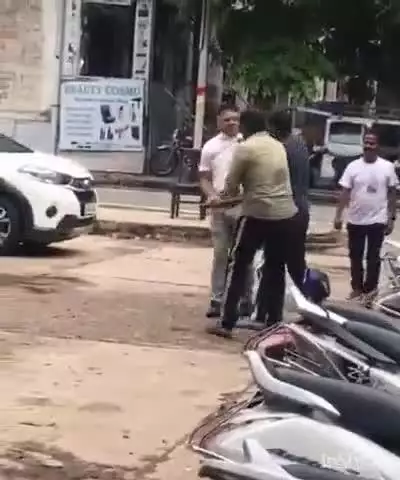 आगरा: संजय पैलेस में पार्किंग के पैसों को लेकर ठेकेदार ने अपने साथियों के साथ मिलकर एक व्यक्ति को पीटा, वीडियो हुआ वायरल