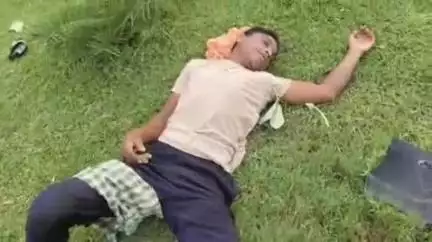 महेशपुर: महेशपुर थाना क्षेत्र के घाटचोरा गांव के पास तेज़ रफ़्तार बाइक चालक अनियंत्रित होकर गिरा, गंभीर रूप से घायल