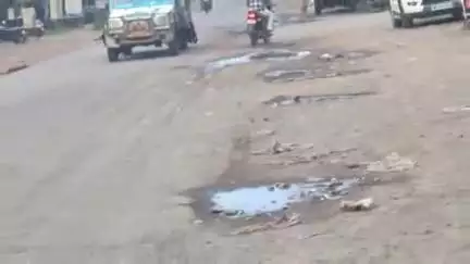 सेगांव: सेगांव गुरुवार खंडवा बड़ौदा मार्ग पर कीचड व गंदगी का लगा ढेर, यात्री व स्कूल जाने वाली छात्राएं हो रही परेशान।