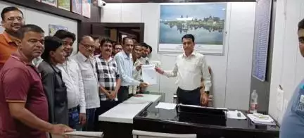 दतिया नगर: दै. दर कर्मचारियों की मांगों को लेकर म.प्र. राज्य कर्मचारी संघ ने सी.एम.ओ को ज्ञापन सौंपा