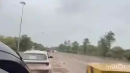 रायपुर: VIP रोड में बदमाशों का हुड़दंग, गाड़ी में फर्जी ACB नेमप्लेट और नीली बत्ती लगाकर उड़ाई ट्रैफिक नियमों की धज्जियां