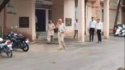 पाली: प्रतापनगर से 15 लाख रुपए व अफीम के साथ गिरफ्तार महिला तस्कर को ट्रांसपोर्ट नगर थाना पुलिस ने न्यायालय में पेश किया