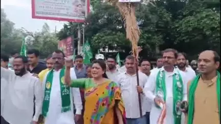 धनबाद/केंदुआडीह: शहर के रणधीर वर्मा चौक पर झारखंड मुक्ति मोर्चा ने भारतीय जनता पार्टी का पुतला दहन किया