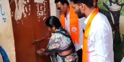 उत्तर सोलापूर: शिवसेना शिंदे गटाच्या नेत्यांनी एकरूख ग्रामपंचायतला ठोकले टाळे ; सरपंचाच्या मनमानी विरुध्द सदस्य झाले एकत्र...