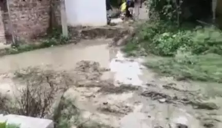 खजनी: सुअरहाँ गाँव मे रोड पर पानी जमा होने से ग्रामीणो मे रोष, गाँव के ही एक व्यक्ति पर नाली अवरुद्ध करने का आरोप
#jansamasya