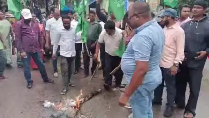 सिमडेगा: झामुमो कार्यकर्ताओं ने भाजपा नेताओं का पुतला फूंका, भोगनाडीह की घटना पर जताया आक्रोश