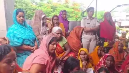 सिवान: एडीबी बैंक के सामने जीविका दीदियों का अवैध निकासी को लेकर प्रदर्शन