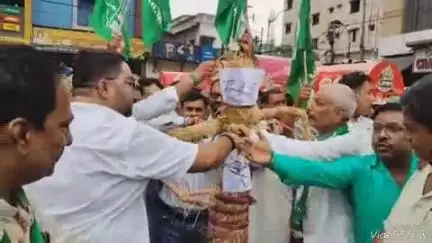 देवघर: देवघर में जेएमएम जिलाध्यक्ष संजय कुमार शर्मा ने भोगनाडीह कांड को लेकर बीजेपी का पुतला दहन किया