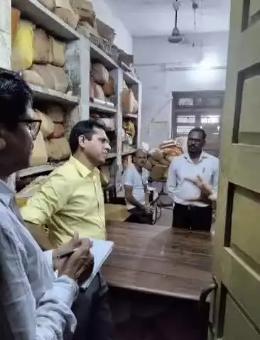 दतिया नगर: कलेक्टर ने ज़िला अभिलेखागार का औचक निरीक्षण किया
