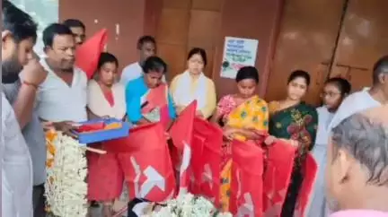 খড়গপুর ১: কমরেড বাপি চক্রবর্তীর প্রয়াণে শোকস্তব্ধ খড়গপুর, বৃষ্টিভেজা শ্রদ্ধার্ঘ্য তালবাগিচায়