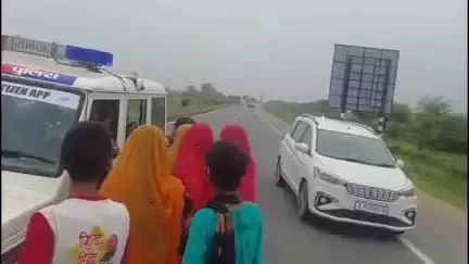 पाली: जोधपुर सेंट्रल जेल में पोक्सो के आरोपी की मौत के बाद गुंदोज में परिजनों ने शव लेकर जांच की मांग को लेकर किया प्रदर्शन