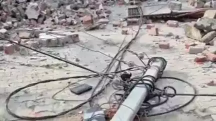 करनाल: प्रीतम नगर में अतिक्रमण हटाते समय बिजली का खंभा टूटने से जेसीबी पर गिरी तार, ड्राइवर बाल-बाल बचा