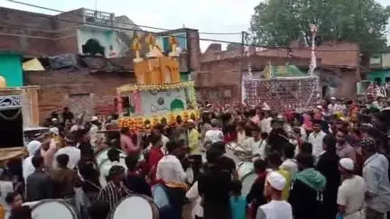 बबेरू: बबेरू कस्बे में मोहर्रम की सातवीं तारीख को हजरत इमाम कासिम की याद में निकला मेहंदी पलंग का जुलूस