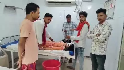 महोबा: दौनी गांव में 20 वर्षीय युवती ने जहरीला पदार्थ खाकर की आत्महत्या की कोशिश, जिला अस्पताल में भर्ती