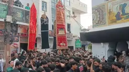 कैराना: नगर में शिया समाज के लोगों ने 7 मुहर्रम के मौके पर निकाला जुलूस और किया मातम