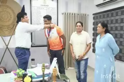 राजनांदगांव: एसपी कार्यालय में वॉलीबॉल चैंपियनशिप में ब्रॉन्ज मेडल जीतने वाले खिलाड़ी महेंद्र धुर्वे ने पुलिस अधीक्षक से मुलाकात की