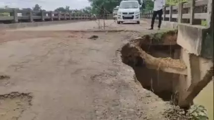 হাইলাকান্দি: নারাইনপুর-আলগাপুর পূর্ত সড়কের বেহাল অবস্থায় উত্তাল প্রতিবাদীরা কুশপুত্তলিকা দাহ করে ক্ষোভ ঝাড়েন