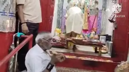 बांधवगढ़: उमरिया जय स्तंभ स्थित मां वैष्णो देवी जी की आरती मुख्य पुजारी द्वारा की गई, भक्त रहे शामिल