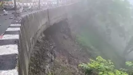 आबू रोड: माउंटआबू को प्रदेश के अन्य हिस्सों से जोड़ने वाले मार्ग पर मिट्टी ढहने से सुरक्षा दीवार हुई क्षतिग्रस्त
