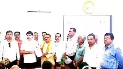 देेेवरिया: परिषदीय विद्यालयों के विलय के विरोध में शिक्षकों ने पुरवा स्थित विधायक के आवास पर प्रदर्शन कर ज्ञापन सौंपा