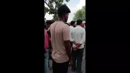गुठनी: टेकनिया गांव में पेड़ काट रहे मजदूर की मौत, ग्रामीणों ने किया सड़क जाम