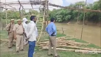 बिंदकी: कृपालपुर में रिंद नदी के ऊपर बांस बल्ली से बनाए जा रहे लकड़ी के पुल को जोखिम भरा बताते हुए प्रशासन ने लगाई रोक