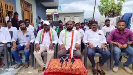 ములుగు: సీతక్క, జిల్లా అధ్యక్షుడు పై తప్పుడు ప్రచారాలు చేస్తే ఊరుకునేది లేదు:  కన్నాయిగూడెంలో కాంగ్రెస్ నాయకులు