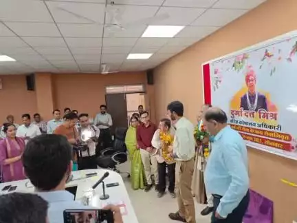 अलीराजपुर: शिक्षक बद्रीलाल भाटोद्रा जिले में हुए सेवानिवृत्त, कलेक्टर बेडेकर ने दी विदाई