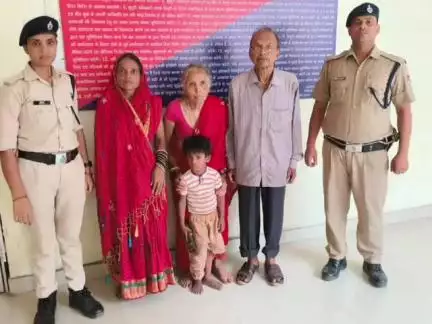 गया टाउन सीडी ब्लॉक: मुंगेर के बुजुर्ग अपने 3 वर्षीय नाती के साथ भटककर पहुंचे गया जंक्शन, आरपीएफ टीम ने परिजनों को सौंपा