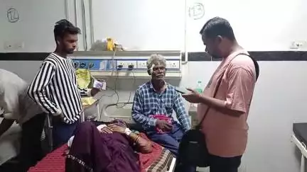छतरपुर नगर: सलैया के पास ट्रक पलटा, पति-पत्नी घायल, जिला अस्पताल में भर्ती