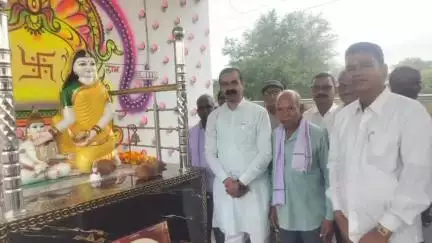 गुण्डरदेही: गुंडरदेही विधायक कुंवर सिंह निषाद ग्राम गणेश खपरी में भक्त माता कर्मा की मूर्ति स्थापना में शामिल हुए