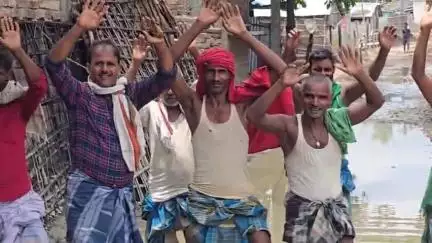 बनमा इटहरी: परसबन्नी गांव में सड़क जर्जर व जलजमाव एवं कीचड़मय से ग्रामीण परेशान, किया प्रदर्शन #jansamasya