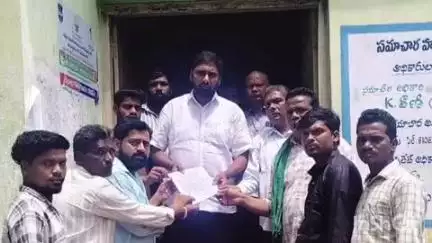 అశ్వారావుపేట: ప్రభుత్వ భూములను సర్వే చేయాలని ఆదివాసి హక్కుల పోరాట సమితి తుడుం దెబ్బ ఆధ్వర్యంలో దమ్మపేట తాసిల్దార్ కి వినతిపత్రం అందజేత