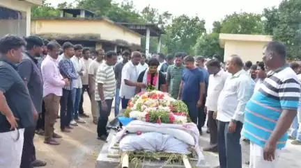 సంగారెడ్డి: సంగారెడ్డి లో ముగిసిన ఎస్సై రాజేశ్వర్ గౌడ్ అంత్యక్రియలు, అధికార లాంఛనాలతో నిర్వహించిన పోలీసులు