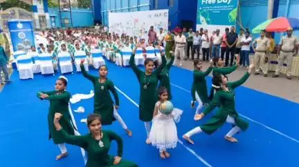 মেদিনীপুর: প্লাস্টিক ব্যাগ আর নয় ! ছাত্র-ছাত্রীদের বোঝালেন জেলাশাসক ও সভাধিপতি মেদিনীপুরে
