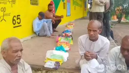 मनावर: उमरबन में यूरिया खाद की किल्लत, खाद के लिए किसानों की लगी लंबी कतारें
